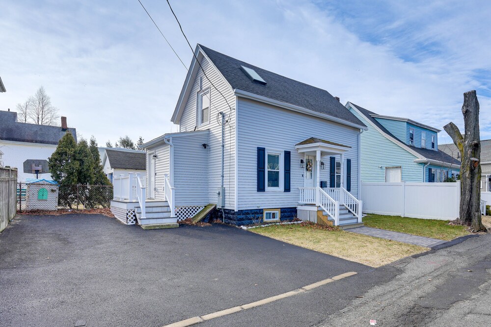 Coastal Lynn Escape w/ Fireplace: 3 Mi to Beaches, photo 8
