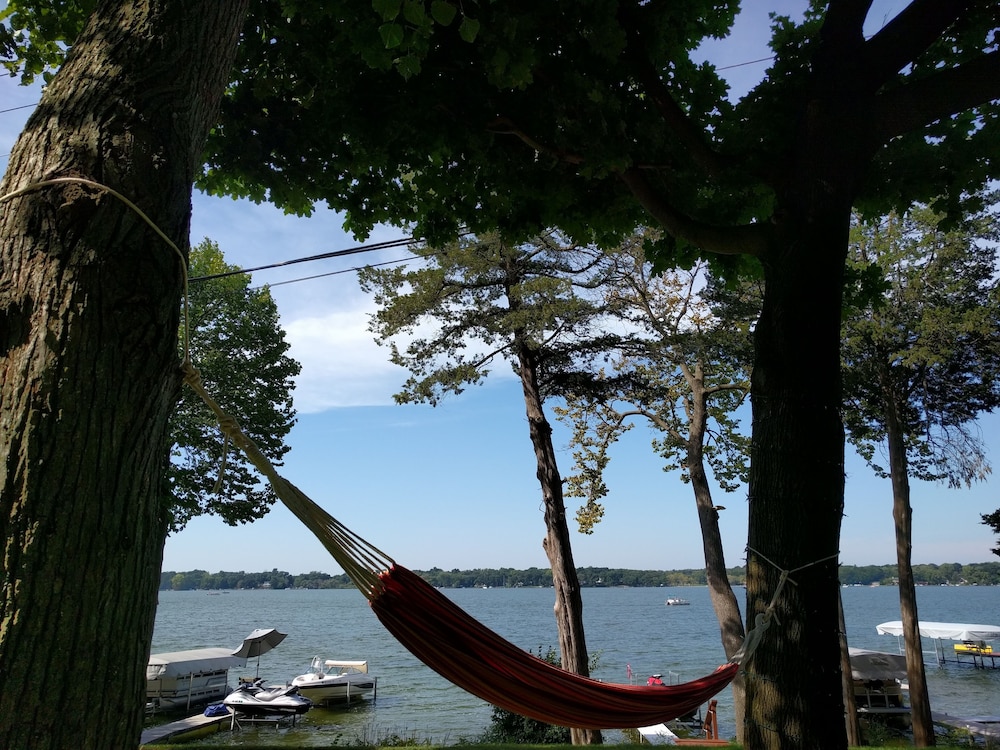 Lake Ripley Lodge w Lake Front Rooms, Grand Porch, Kayaks & Paddleboard