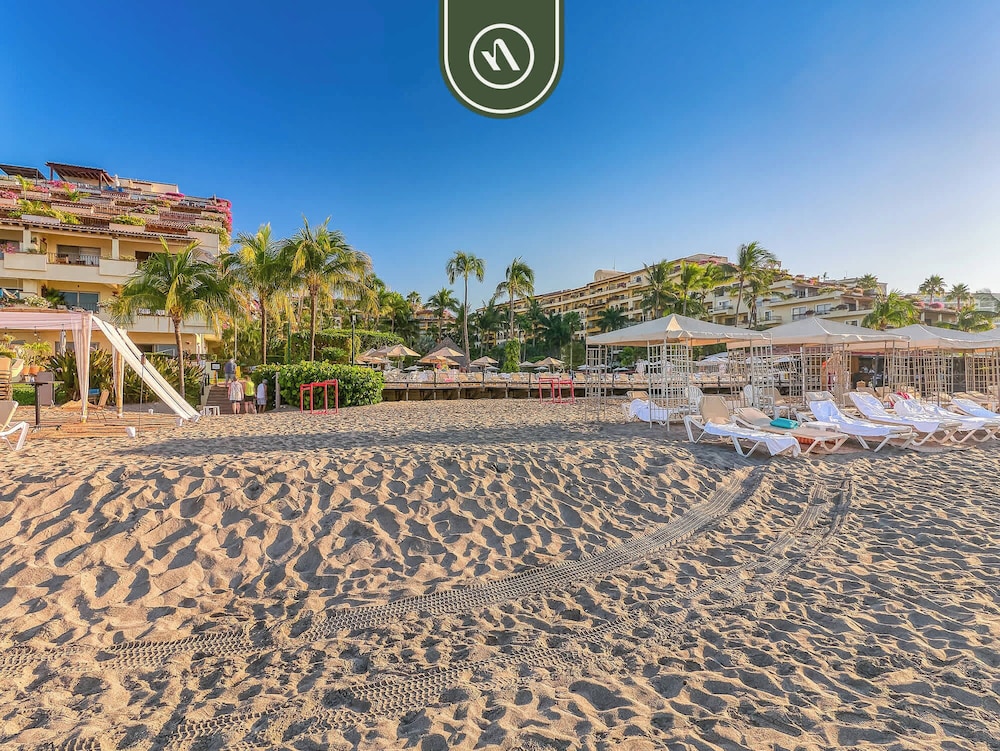 Beachfront 2 BR Condo - Beach - Pools - Tennis