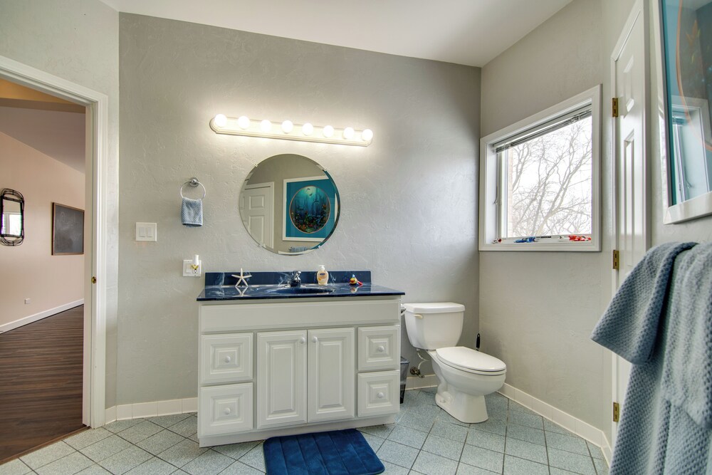 Hot Tub & Sauna: Hoffman Estates Villa in Elgin!