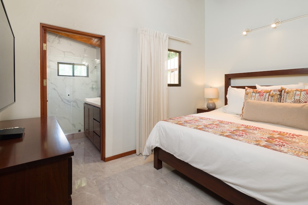 Casa Woodbine Beachfront House view 5