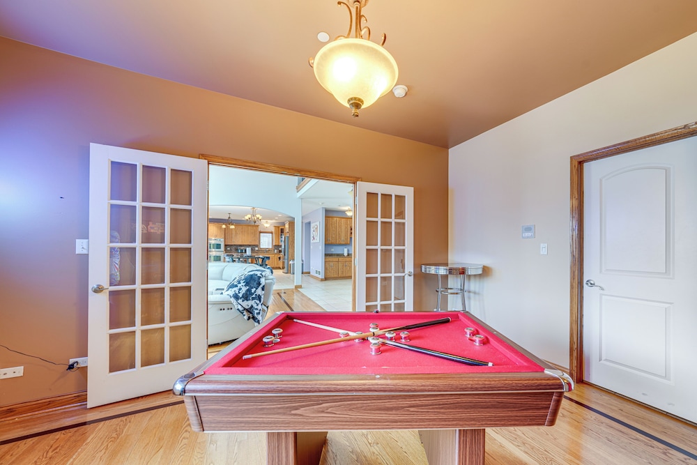 Game Room & Deck: Family Home in Chicago Area!