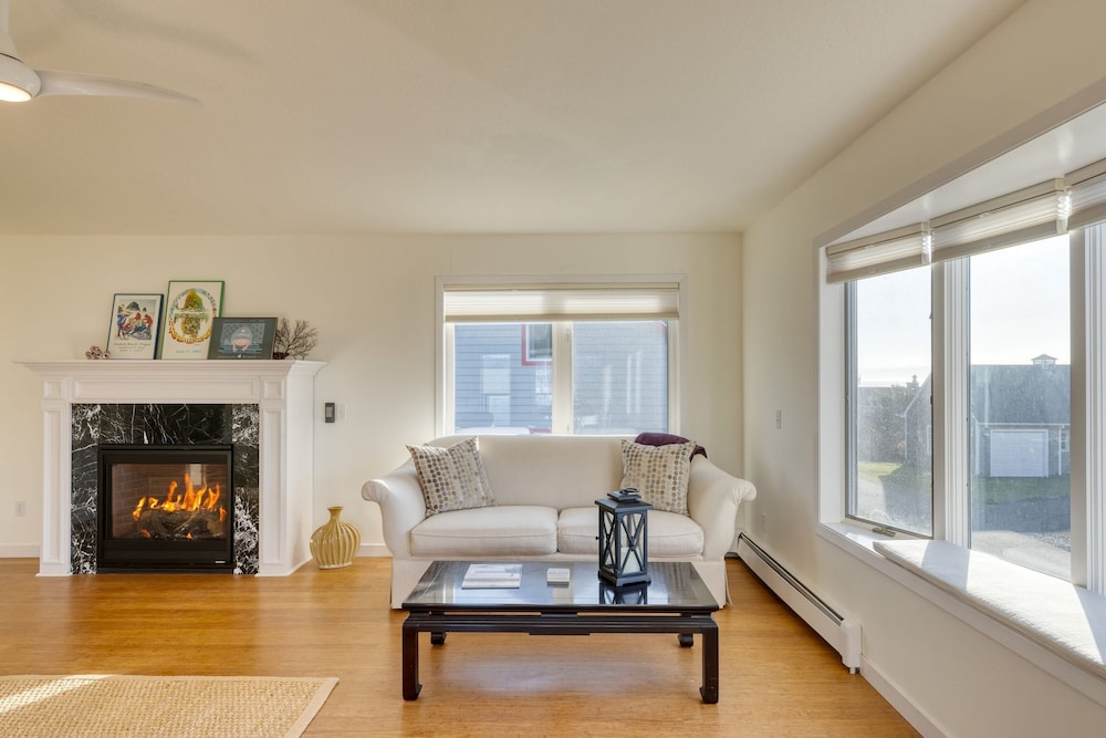 Pacific Breeze Ocean Views Steps to Cannon Beach Airy Coastal Retreat