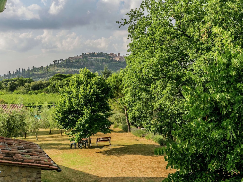 Quaint Tuscan Farmhouse view 5