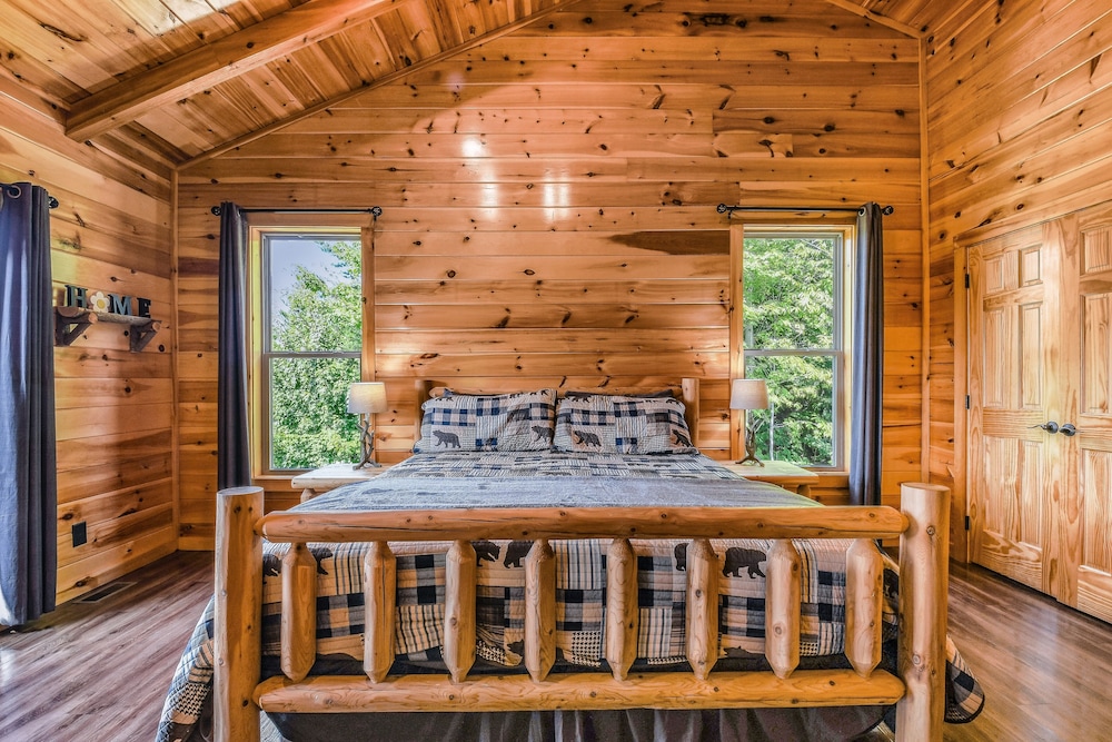 Bear Ridge 3 Bedroom Cabin by RedAwning view 4