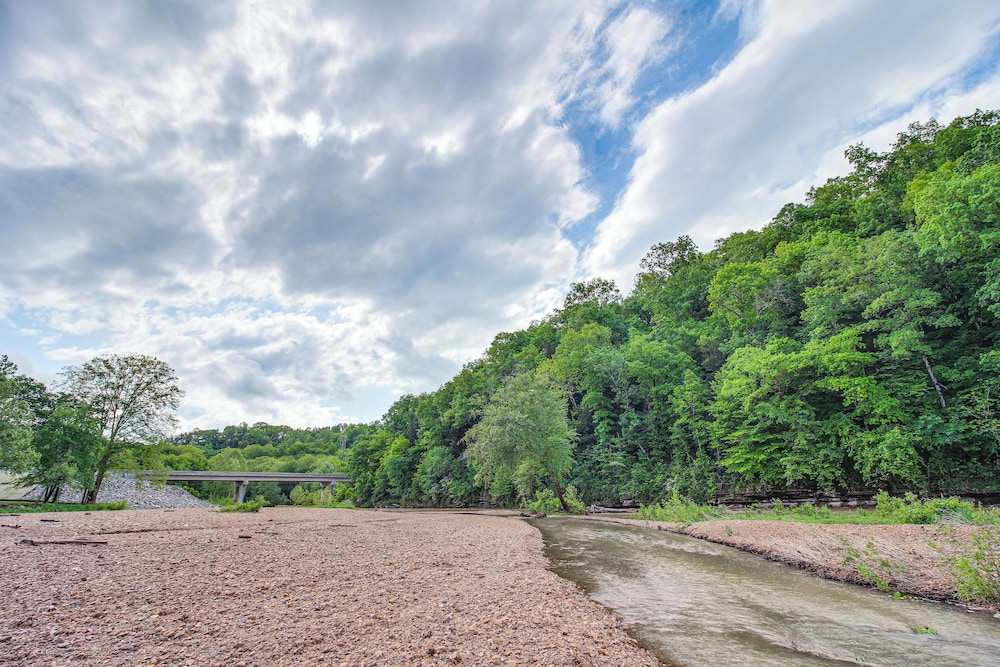 Great for Groups: Family Creekside Home in Loretto