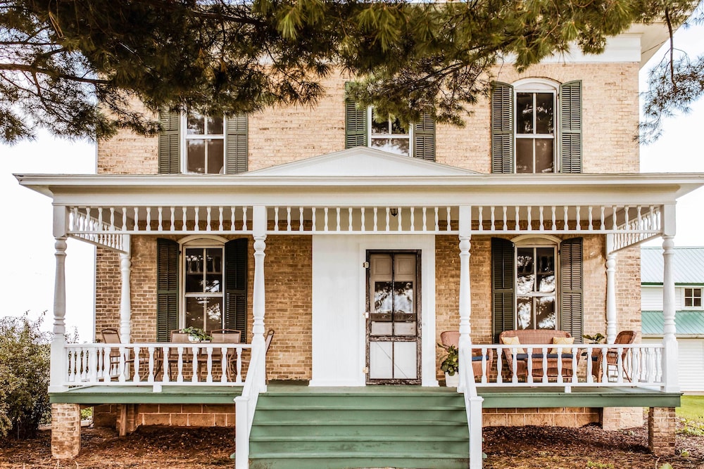 Fishing Nearby: 200-acre Farmhouse w/ Grill! view 3