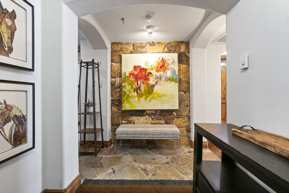 Grand Lodge - Three Bedroom #401 - Ski-in/ski-out 3 Condo
