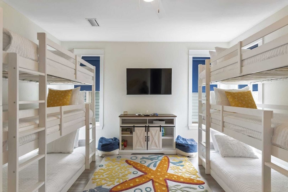 Good Day Sunshine by Avantstay Sleeps 16, Pool + Private Beach Access