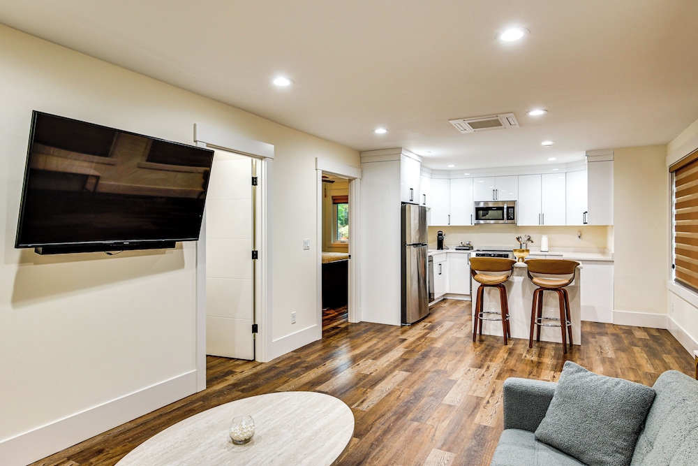 Quiet PNW Base: Walkable Apt in Normandy Park