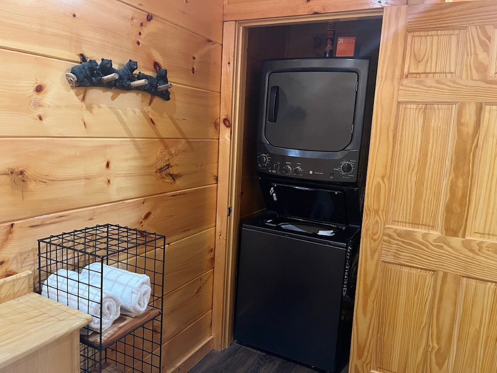 Bear Hug Hideaway 2 Bedroom Cabin