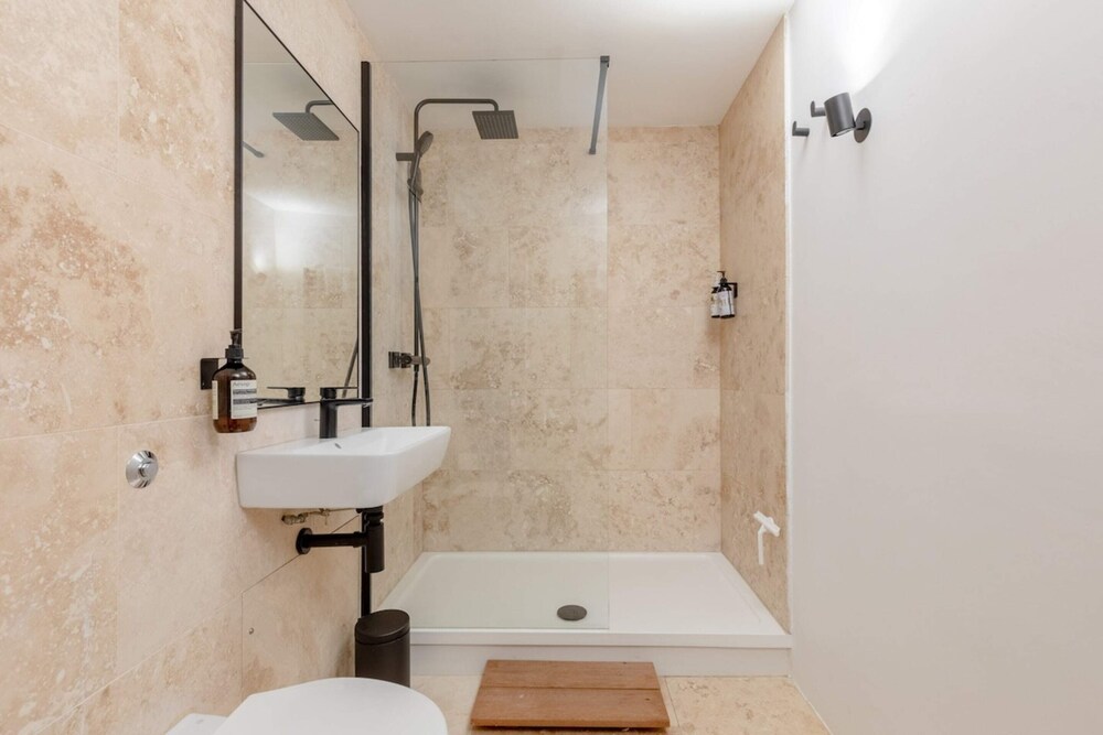 Chic 1BD Maisonette W/hot Tub, King's Cross!