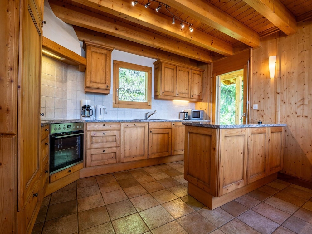 Spacious Chalet With Patio Facing Mountains