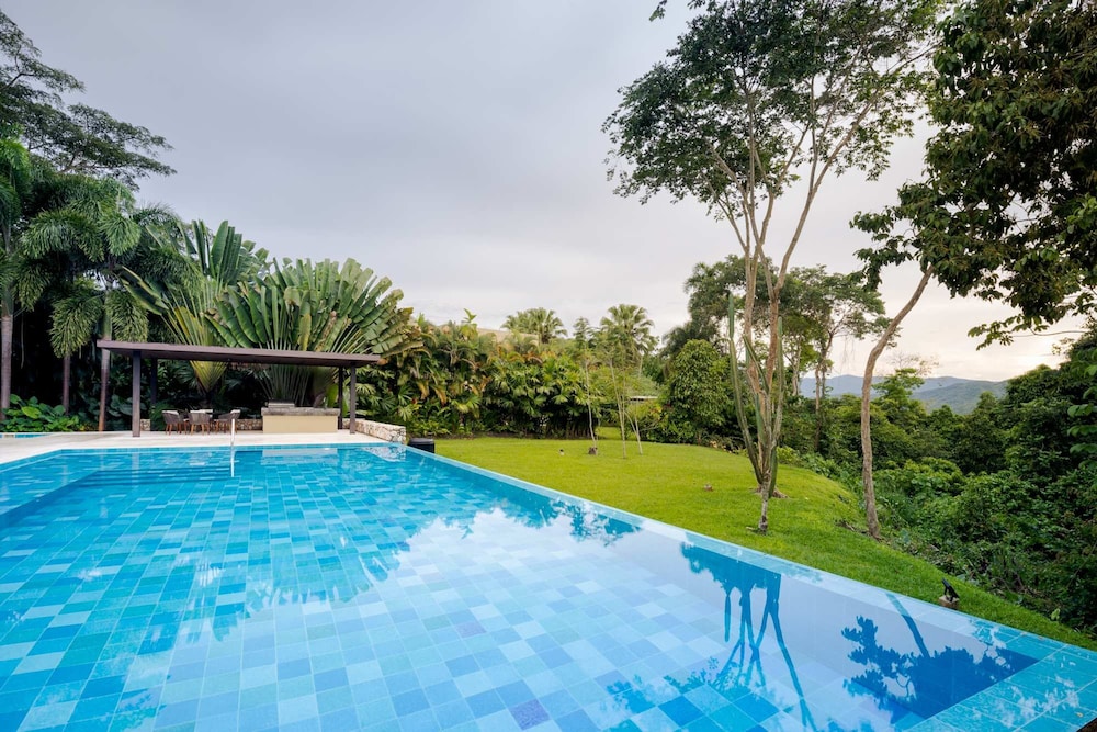w Amazing 4BR Villa at Mesa de Yeguas