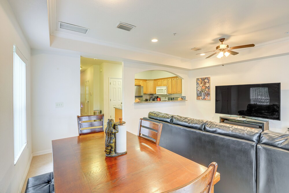 1 Mi to UF: Modern Townhome w/ Balcony