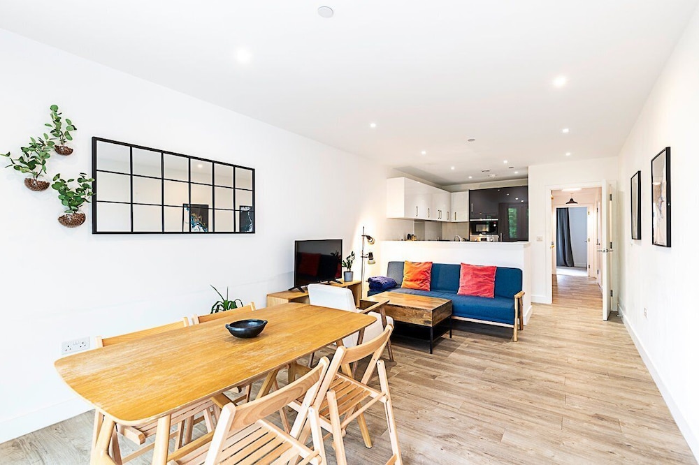 Modern 2-bed Flat With Terraces in Leyton