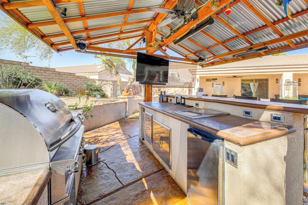 2 Mi to Lake Havasu: Poolside Paradise!
