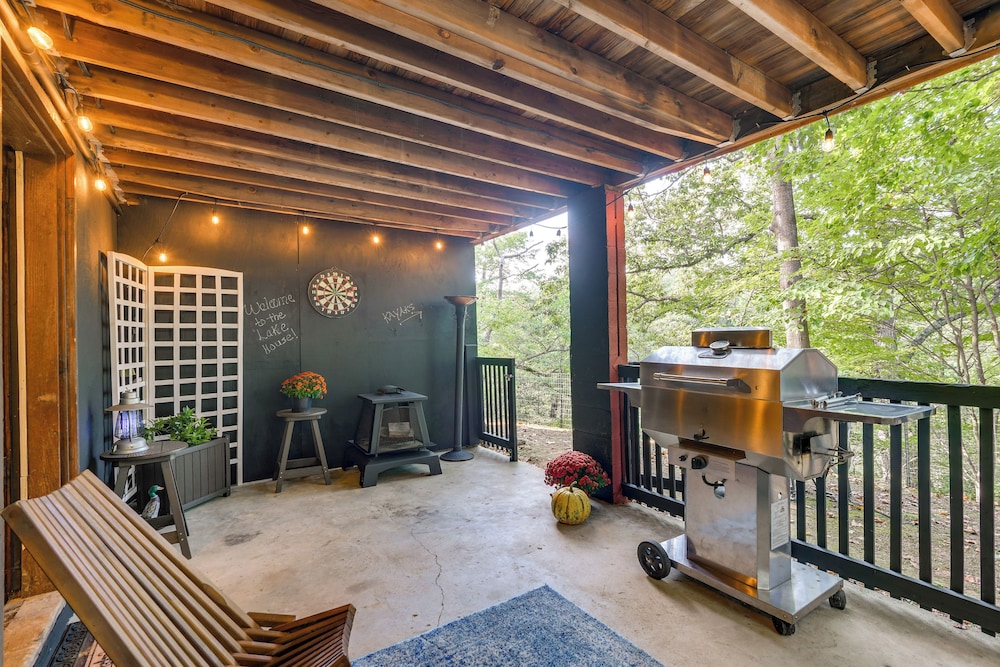 Lakefront Log Cabin Retreat w/ Hot tub + Kayaks!