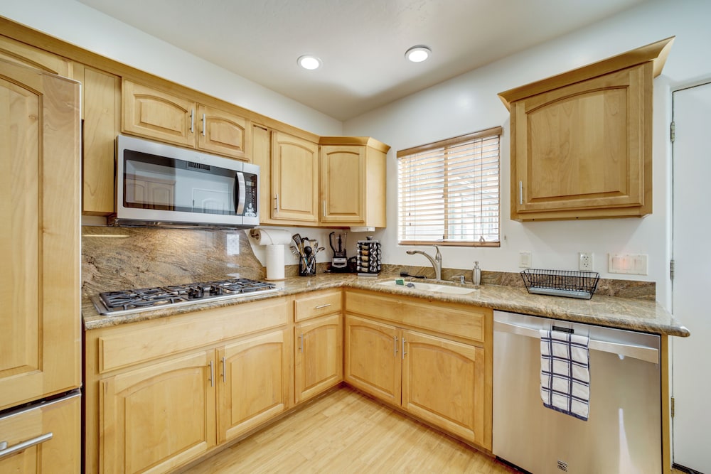 Thunder Mtn Views: Walkable Home in West Sedona!