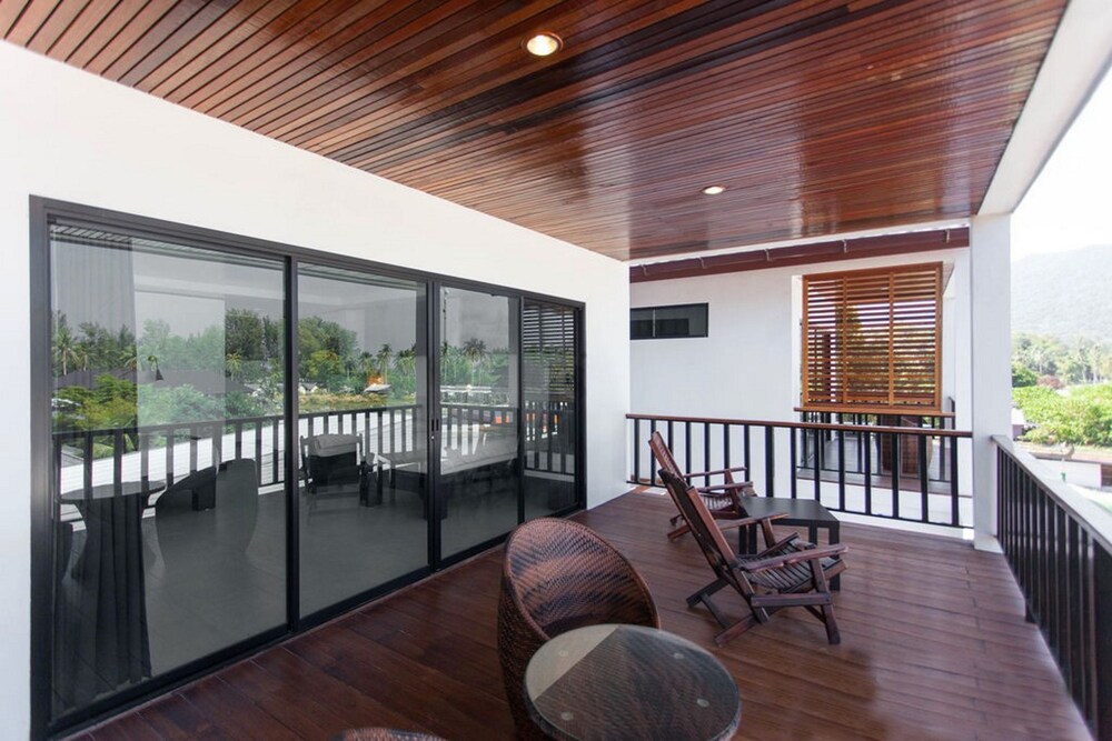 The Reef Hotel & Studios