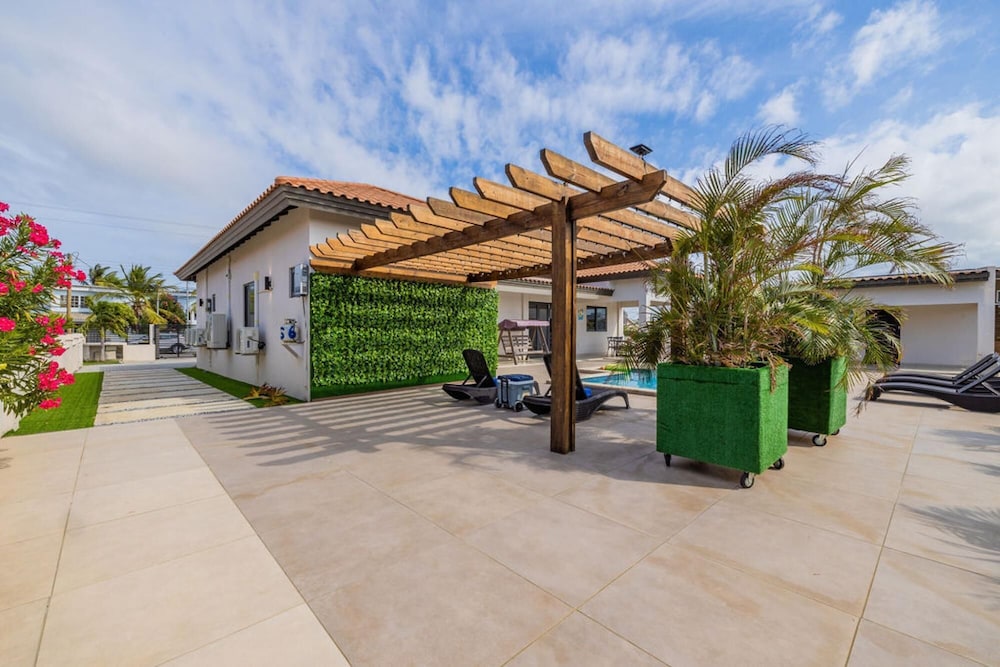 NEW 6BR Villa w Pool Across Street Palmbeach