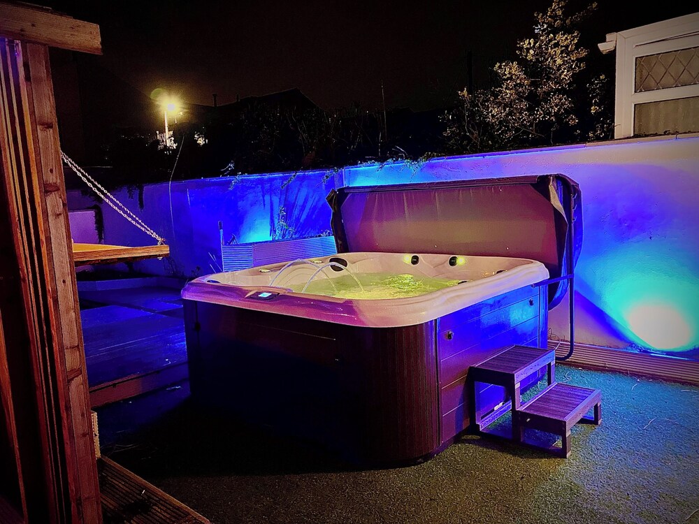 Sleeps10-parking-garden-hottub-petfriendly