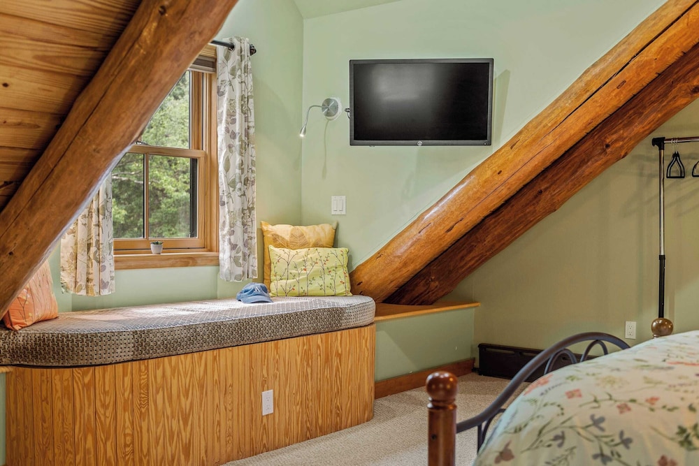 Bigwood Cabin Retreat Hot Tub, Game Room, Firepit Lounge & Private Yard