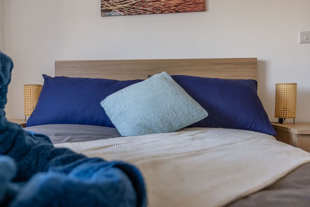 Modern 3 Bed House-free Parking