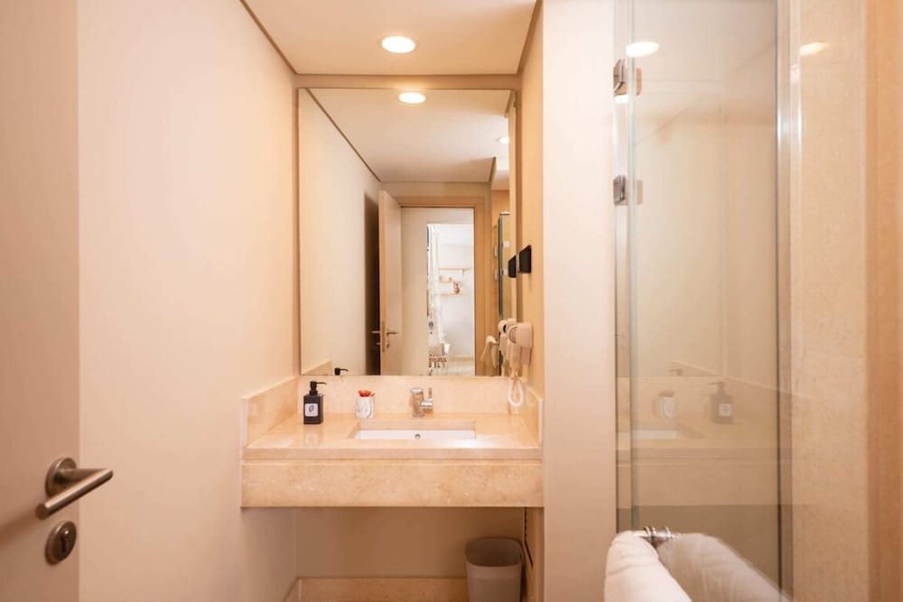 Xuru Stays I Exotic 1bdr w/ Outdoor Terrace Pool & Beach Access