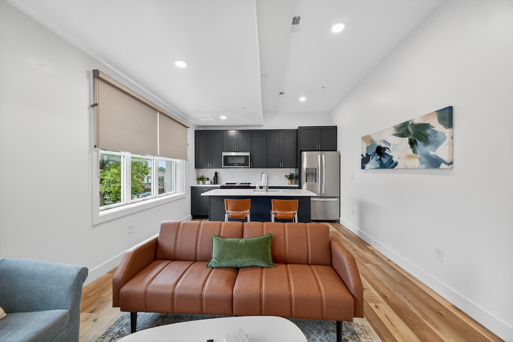 Stylish Downtown Unit With Historic Charm 2 Bedroom Apts