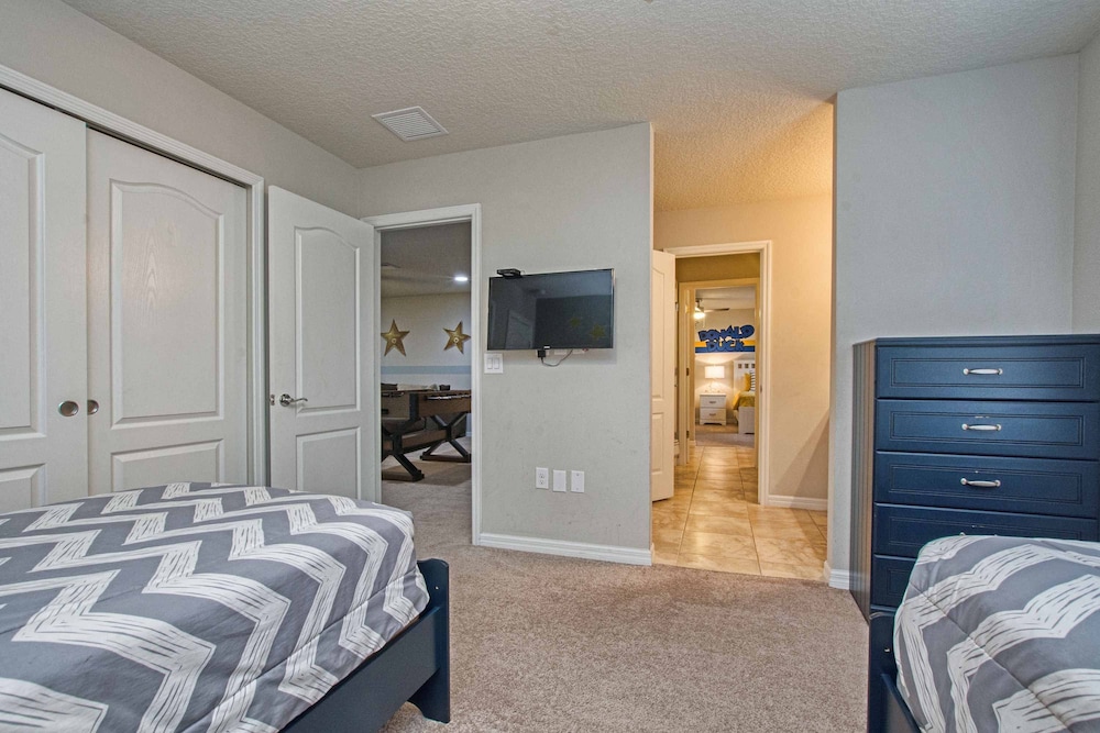Home 8 Bdrm at Windsor Westside With Top Amenities