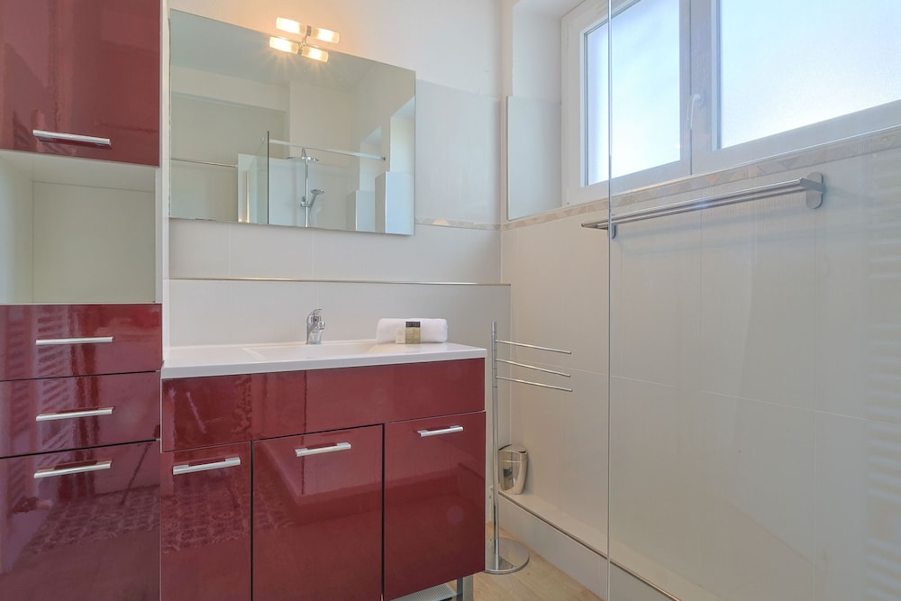 L Horizon in Cannes With 2 Bedrooms and 1 Bathrooms