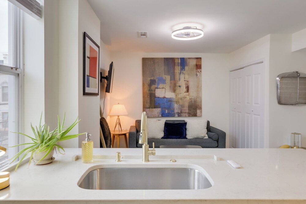 1 Mi to University of Cincinnati: 3rd-floor Condo!