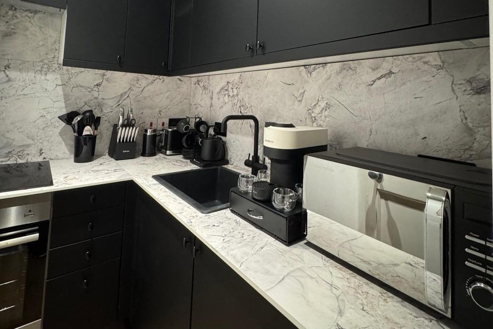 Central Apartment - Sleeps 2 & Private Patio