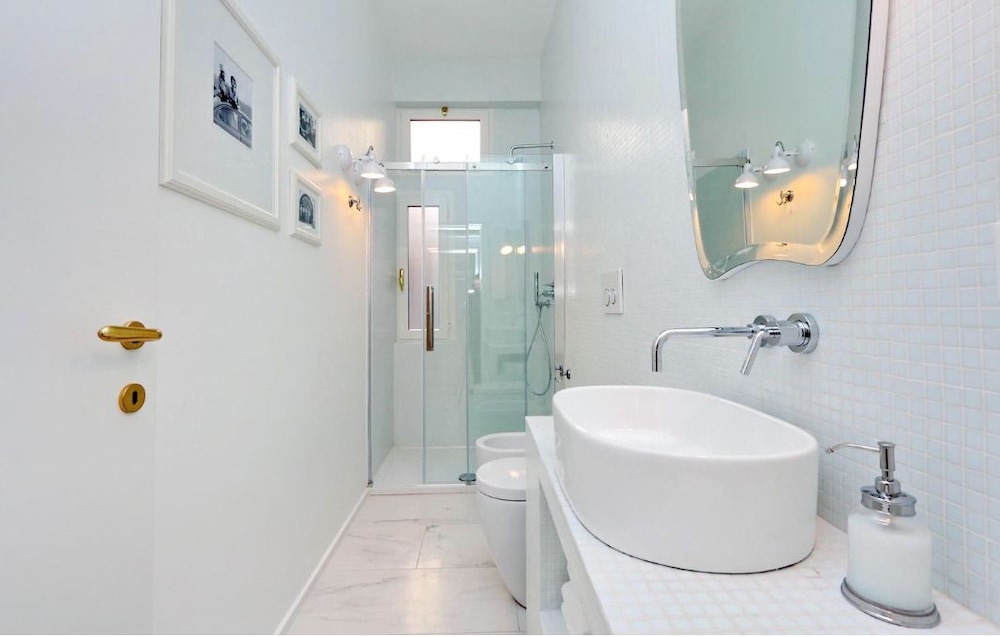 Elegant flat for 8 near Colosseum