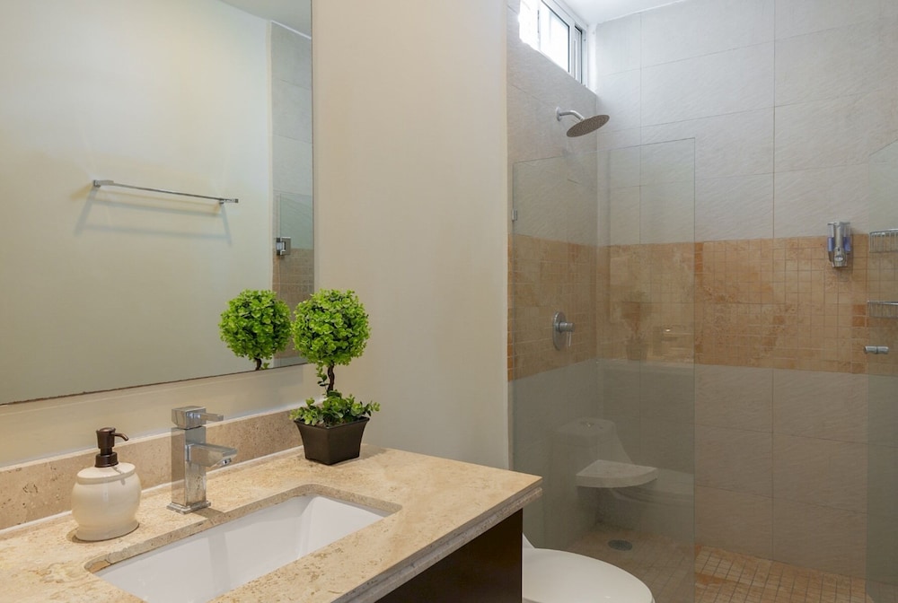 Spacious 3BR Penthouse Private Jacuzzi Rooftop Security Wifi Best Amenities GYM view 5
