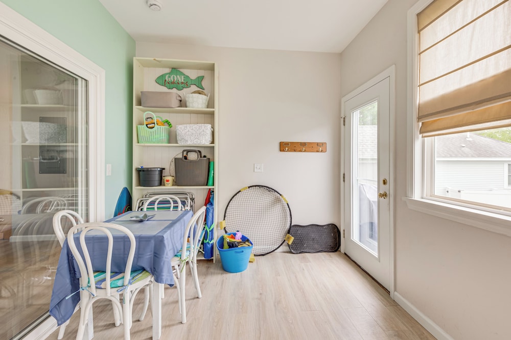 1 Mi to Moody Beach: Cottage w/ Pool Access!