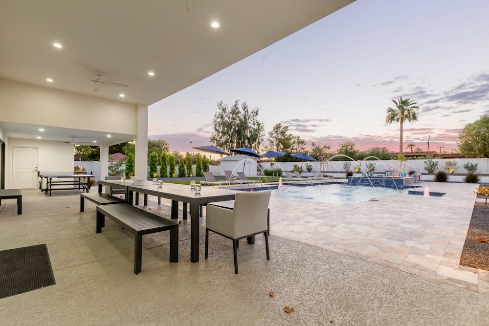 Luxe - Modern Mansion - Private Resort