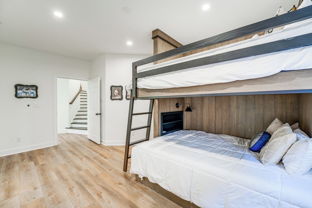 Hot Tub, Decks & 2 Kitchens: Mtn-view Jasper Gem!