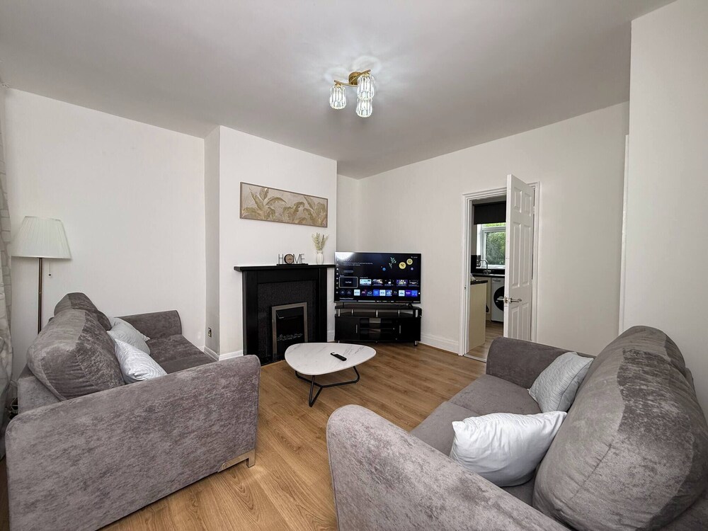 Urban Calm Spacious 3-bed Home With Free Parking