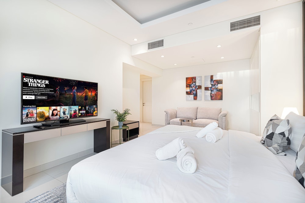 DAMAC Suites by Hostiva – Burj & Fountain