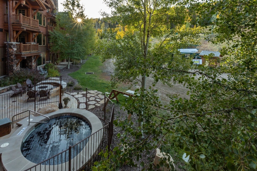 Grand Lodge - Five Bedroom #402 - Ski-in/ski-out 5 Condo