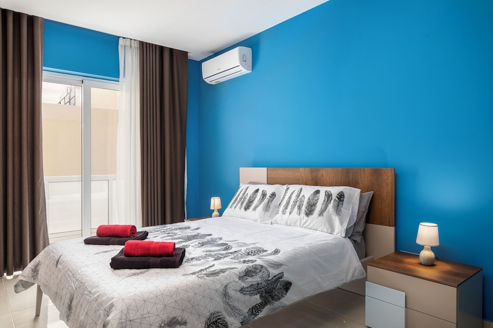 Modern Stylish 3 BR APT with Balcony
