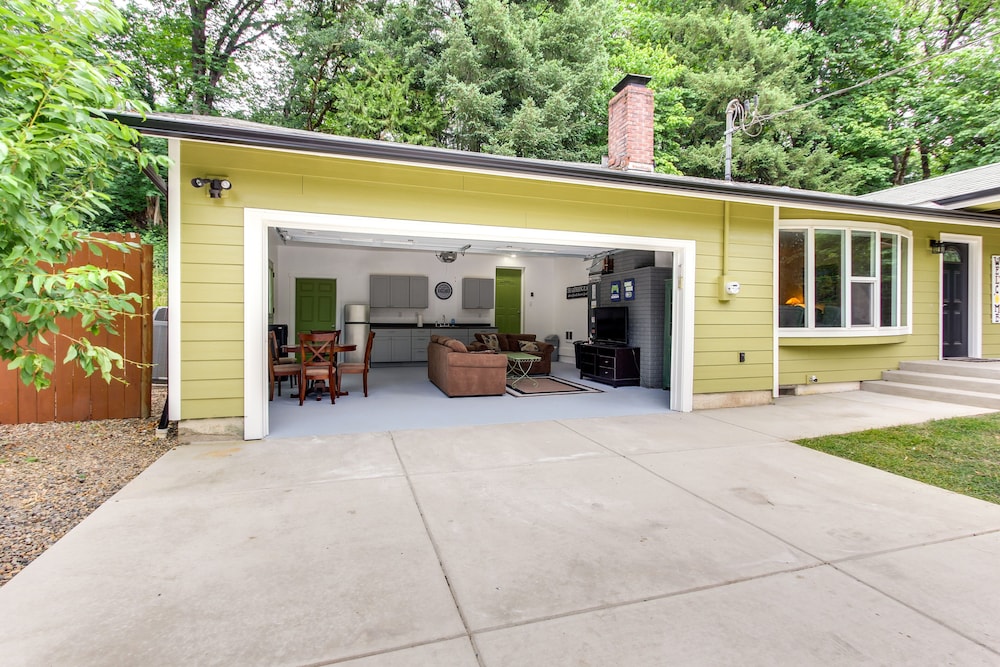 Charming Oregon Home w/ Private Pickleball Court! view 2