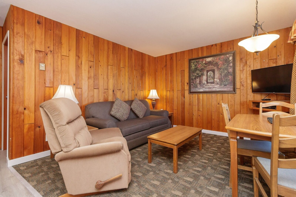 The Cedarwood Inn & Suites