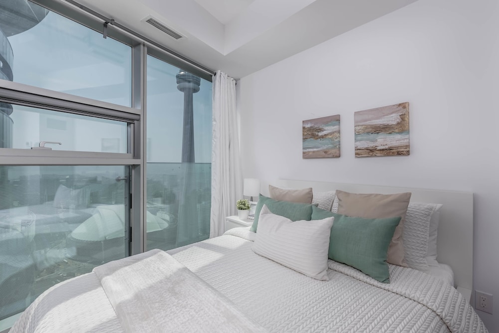 Elegant condo with stunning lake & views - Image 2