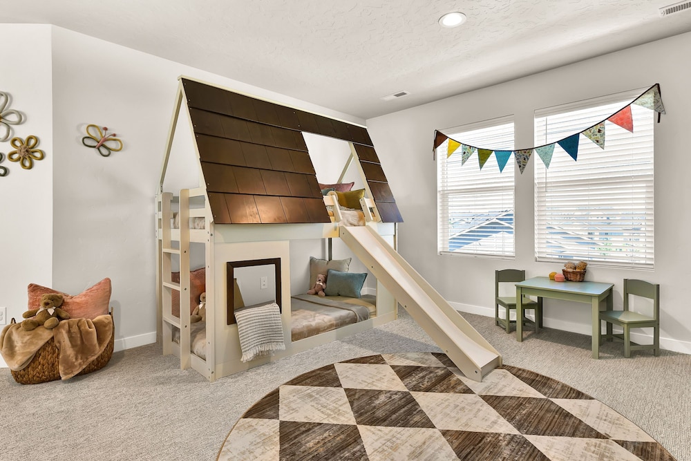 Spa Nights Game Room Fun Luxe 5BR Sleeps 17