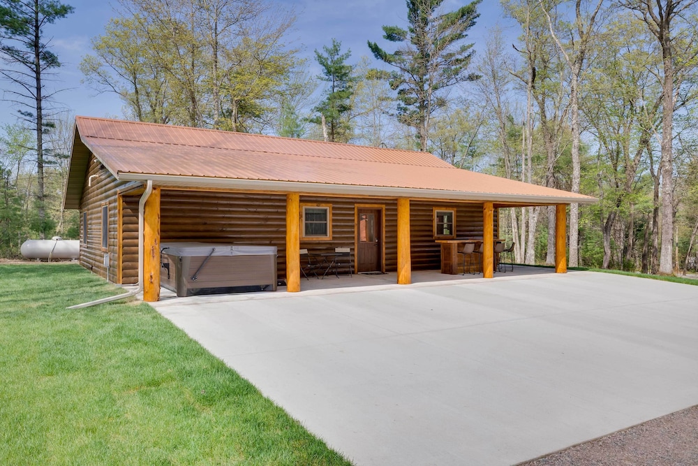 Hatfield Vacation Rental w/ Private Hot Tub! view 5