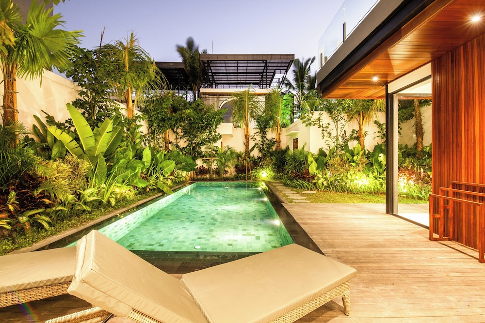 Seaside Escape: 4BR Villa, 190m to Canggu Beach