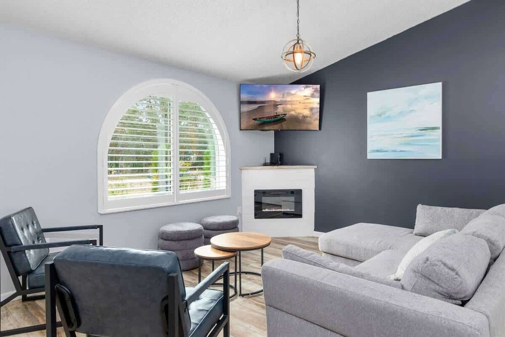 Spring Hill, 4 Bedroom, Pool & Golf Course!